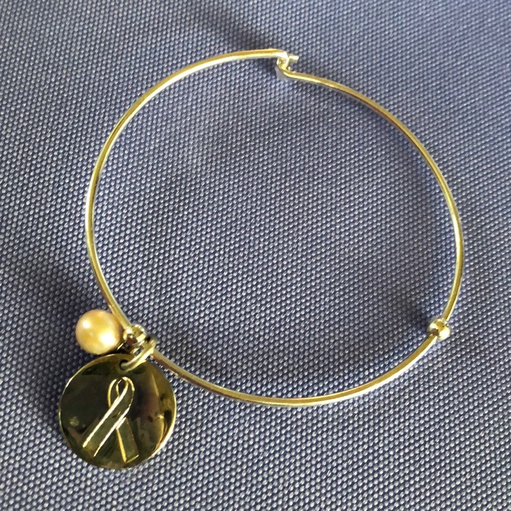 Vantel breast cancer ribbon with pink pearl